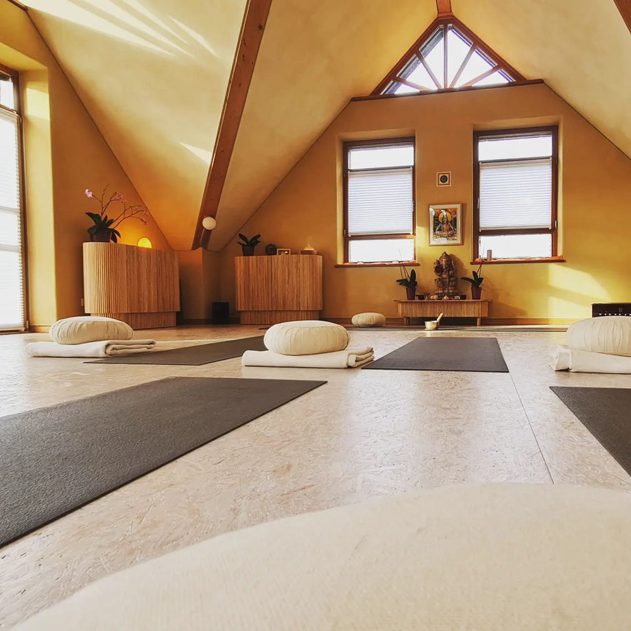 Seminarraum im Yoga Ashram Nordheide zwischen Jesteburg und Buchholz i.d.N. bei Hamburg, Norddeutschland