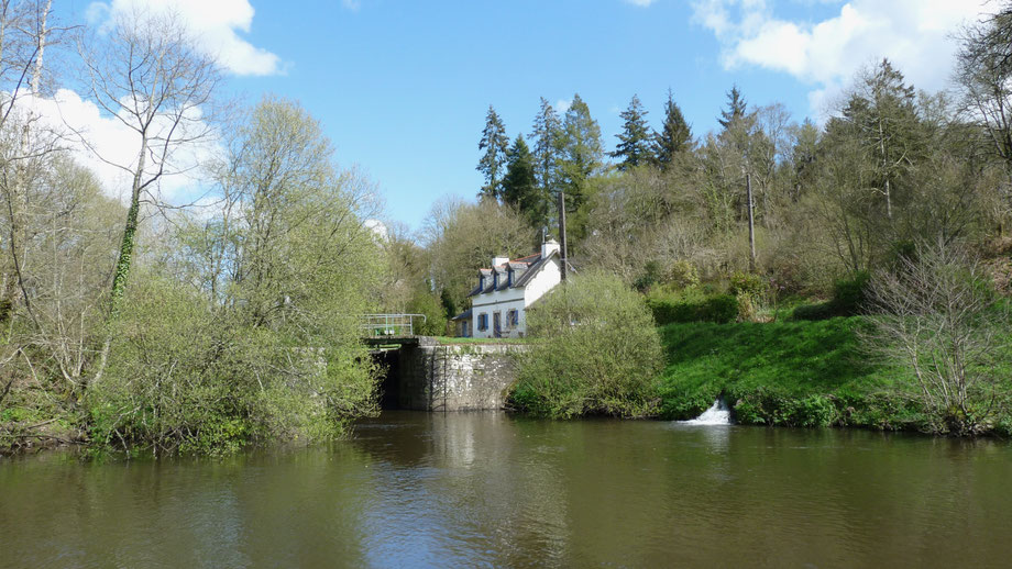 Canal de Nantes à Brest,maison éclusière !