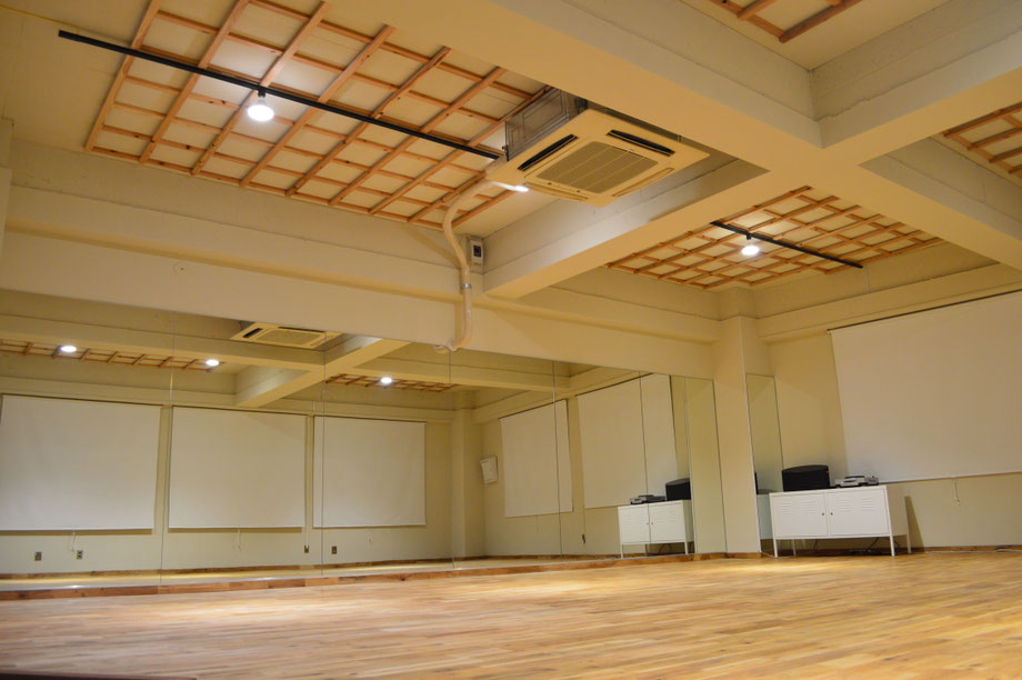 玉川スタジオの内観（鏡・スピーカー・空調など設備完備）