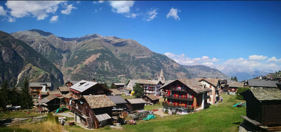 Der Bergort Grächen mit Sicht auf die Bergen und die Chalets bei Wanderferien im Wallis