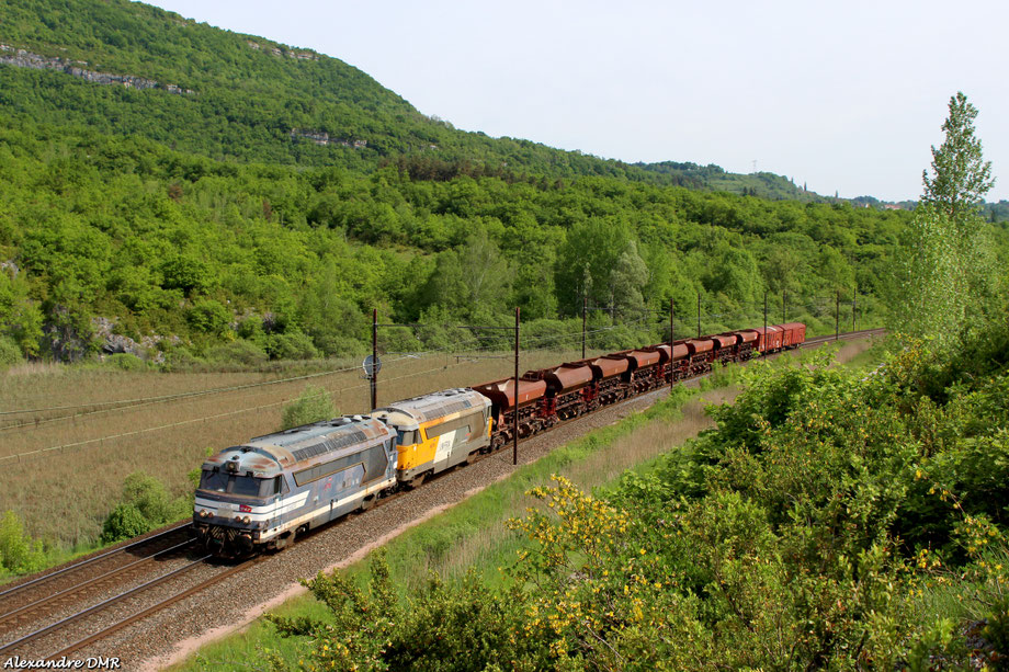 les BB 67256 et BB 67210 (aisément reconnaissable à sa livrée unique) trimbalent des wagons vides déchargés la veille sur un chantier de voie autour de Chambéry.