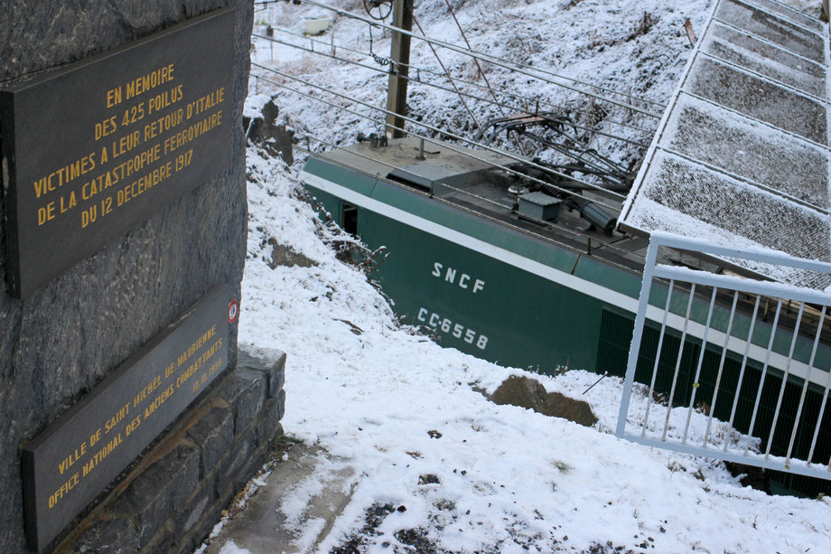 L'arrêt au bon endroit, la CC 6558 à côté de la stèle commémorative posée en 1998.