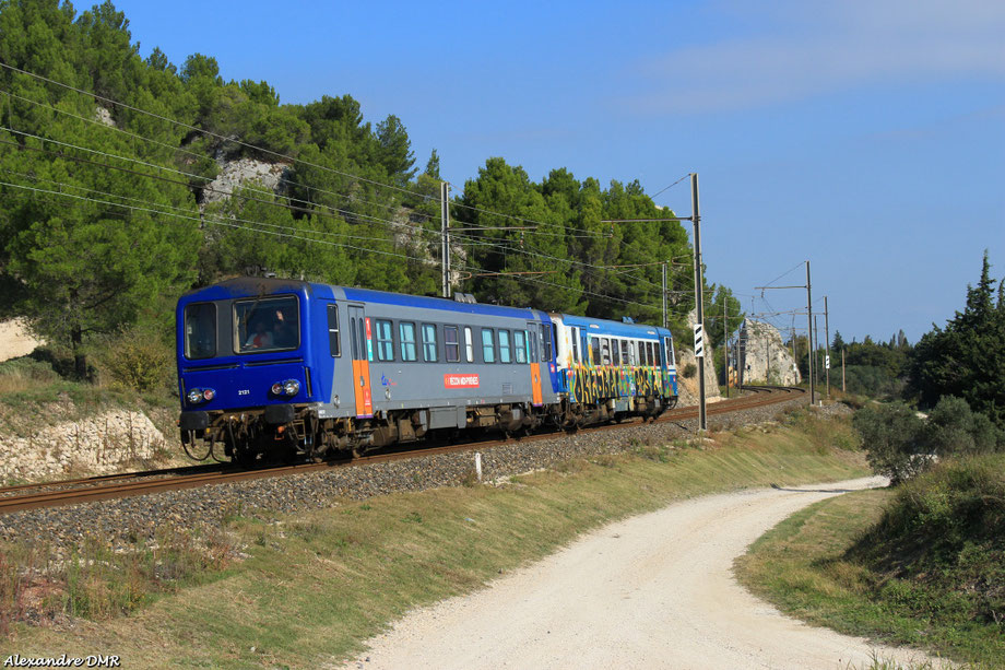 Ce jour là les X 2121 et X 2126 rentrent du TEF en W d'Avignon à Toulouse. Ils viennent de passer la roche taillée au sud d'Avignon. Octobre 2014