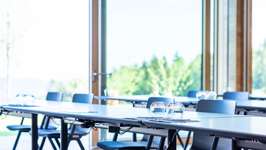 Motiv zeigt einen aufgeräumten Konferenzraum