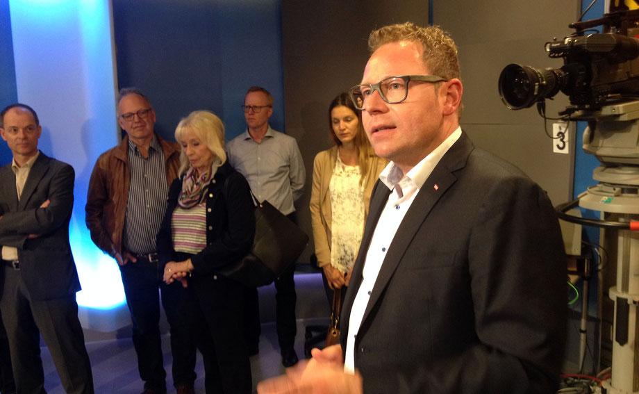 Markus Klement, Landesdirektor des ORF Vorarlberg (im Vordergrund), begrüßt die Mitglieder von Netzwerk K im Fersehstudio des Funkhauses Dornbirn