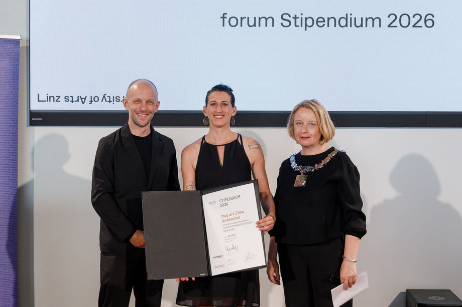 Foto: Mark Sengstbratl / Preisverleihung (v. l. n. r.): Florian Voggeneder, Vorstandsmitglied forum – Kunstuniversität Linz, Preisträgerin Elisa Andessner, Rektorin Brigitte Hütter