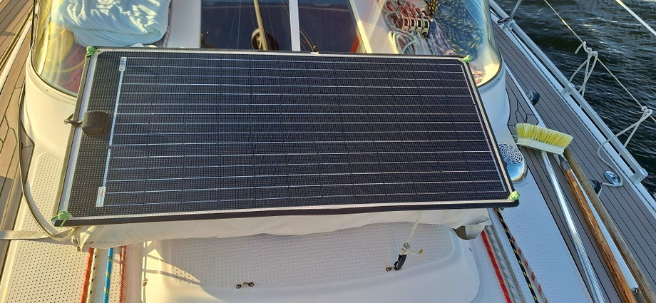 Variable Solarzelle auf dem verpackten Schlauchboot