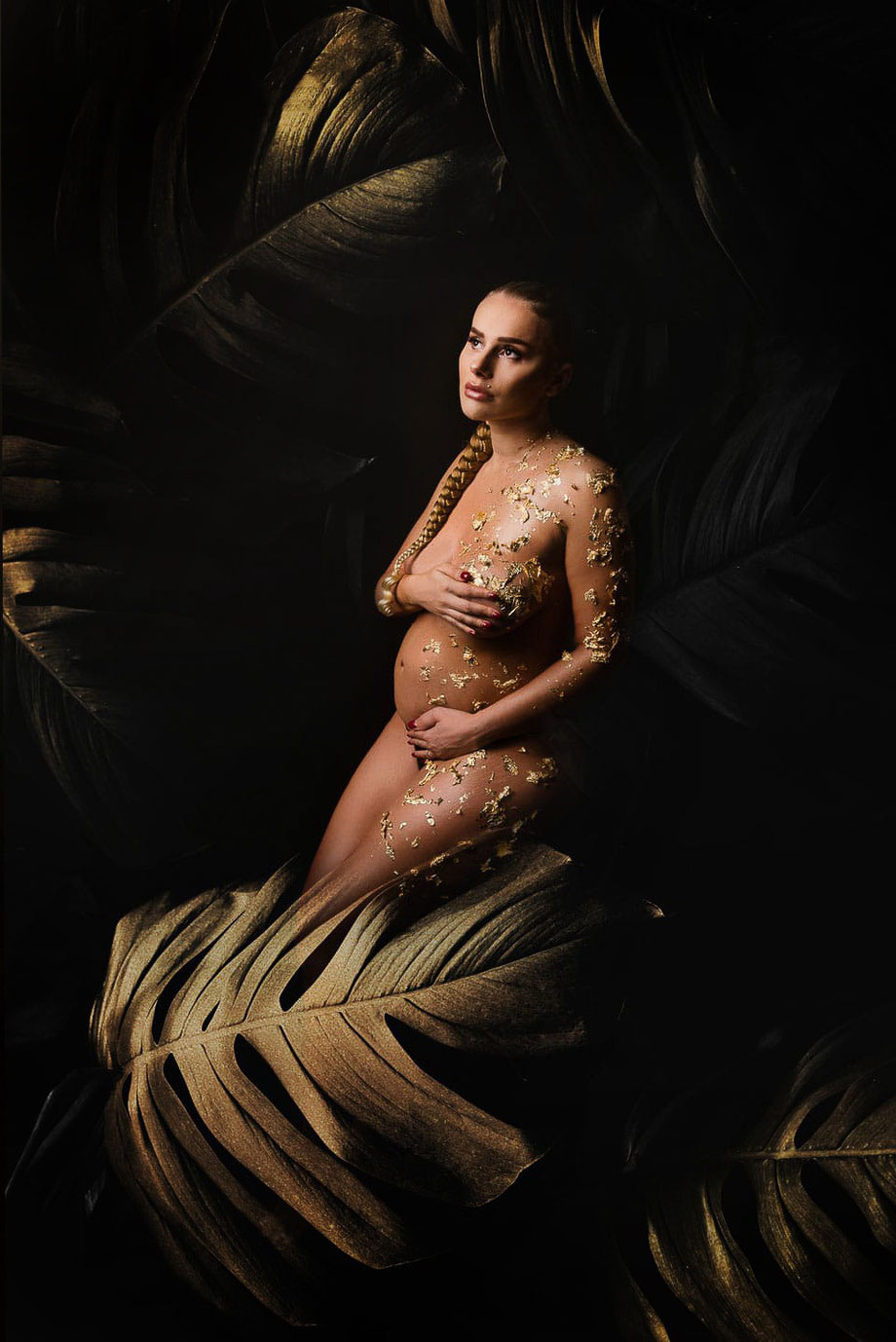 pregnancy shoot with gold