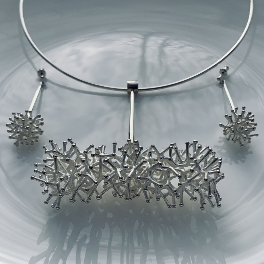 「Metamorphose Necklace & Earrings」
