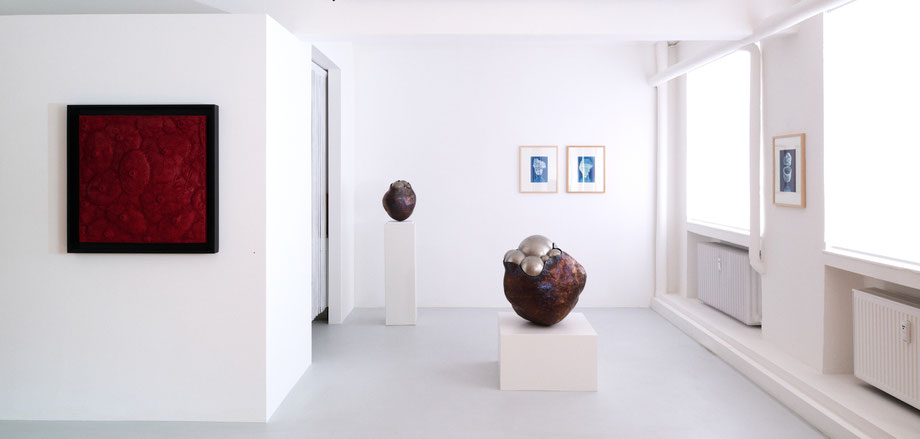 Foto von einer Ausstellung mit Kunstwerken vom zeitgenössischen Künstler und Bildhauer Andreas Jonak