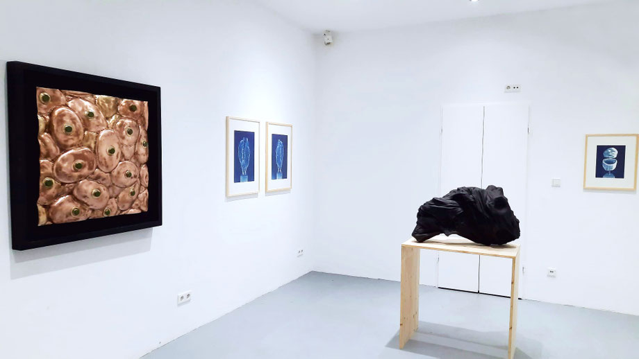 Foto von einer Ausstellung mit Kunstwerken vom zeitgenössischen Künstler und Bildhauer Andreas Jonak
