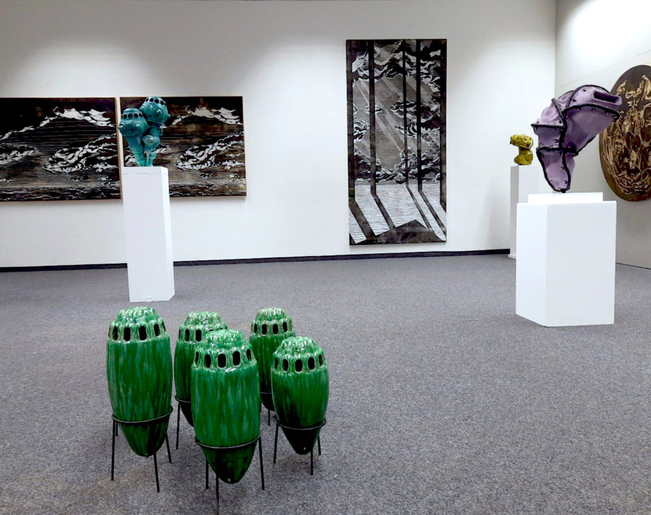 Foto von einer Ausstellung auf der Kunstmesse Artartist mit Kunstwerken vom zeitgenössischen Künstler und Bildhauer Andreas Jonak