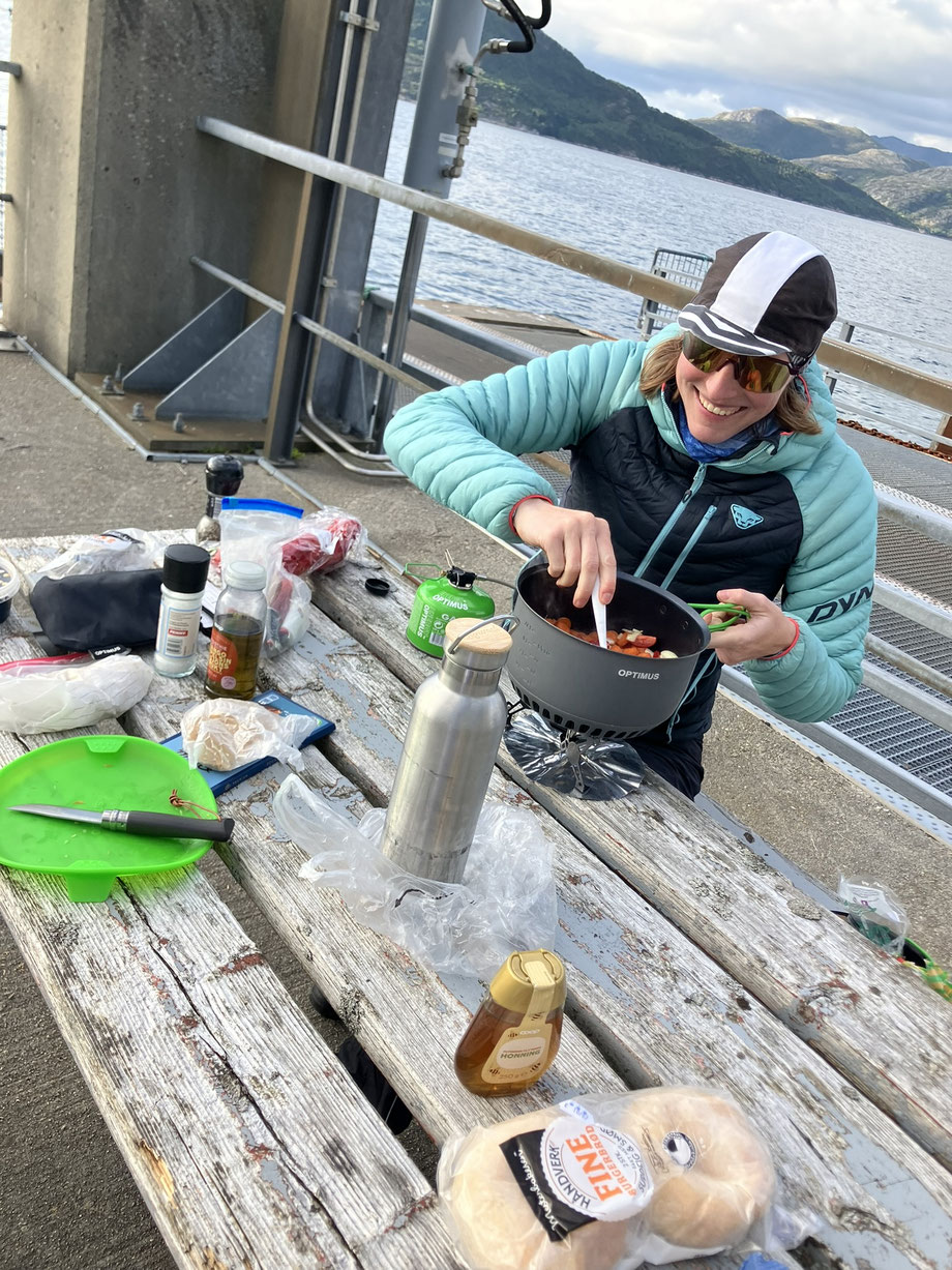 Bikepacking durch Norwegen, kochen direkt am Fjord.