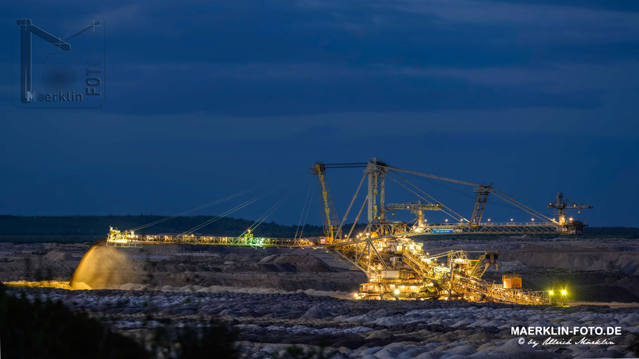 Eimerkettenbagger, Braunkohletagebau Welzow-Süd, Langzeitbelichtung, blaue Stunde