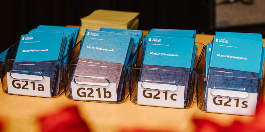 Die Maturitätsausweise liegen zur Übergabe bereit. (Bild: Christina Renggli / Calissa Ineichen)