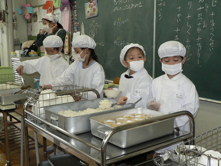 Perfekte Organisation und Qualität der Schulverpflegung in Japan (Foto: V. Peinelt)