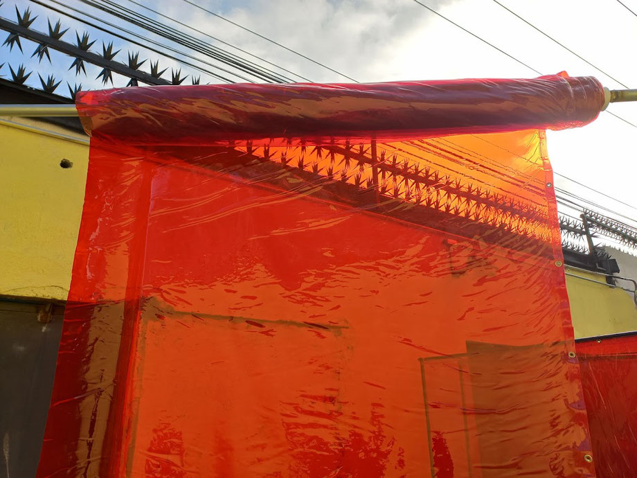 Rollo de cortina transparente roja antichispa para soldar - Entrega Inmediata.