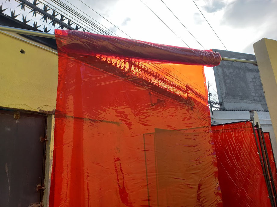 Rollo de cortina para soldar - antichispa - transparente - roja - Entrega Inmediata