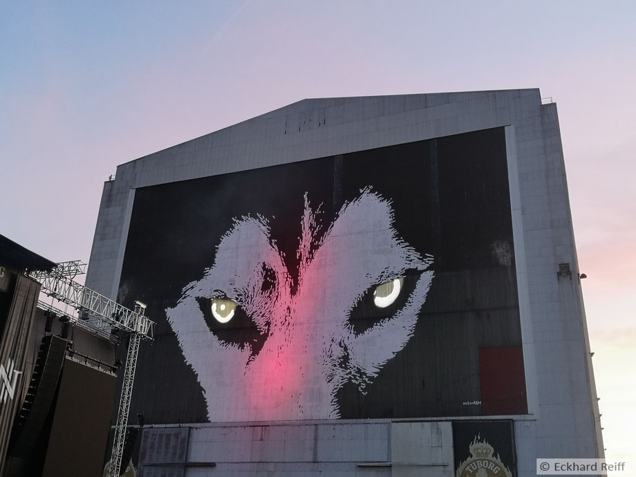 Dauerkunstwerk und Teil der Festivalsymbolik am alten Werftgebäude