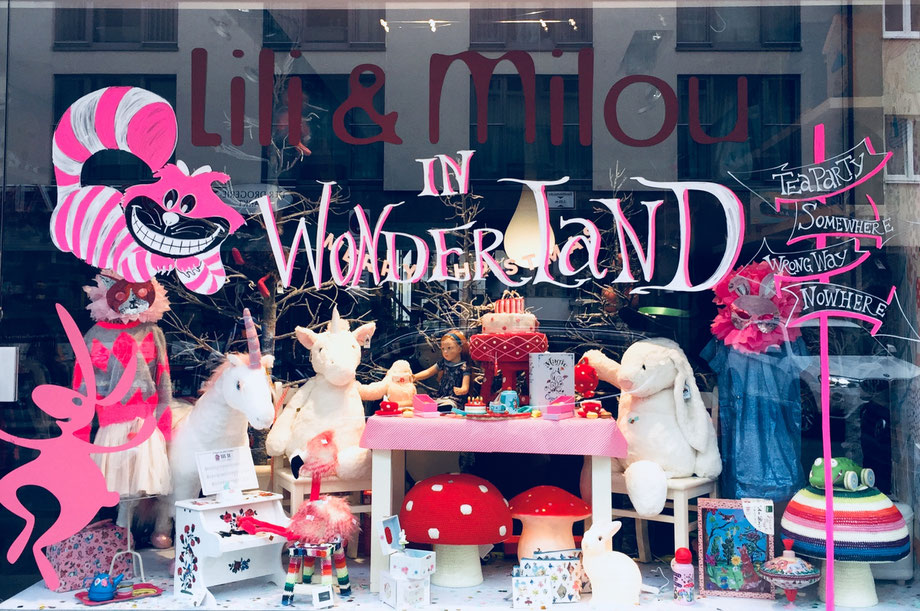 Schaufenster für Kinderladen Lili & Milou in München/Schwabing nach dem Motto: Lili & Milou in Wonderland
