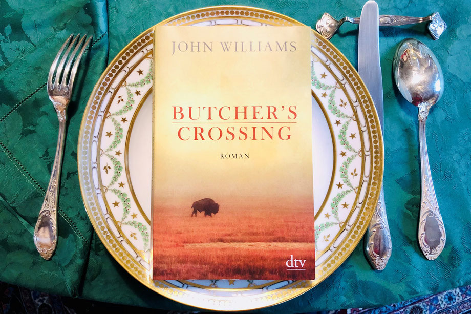 Der Roman "Butcher's Crossing" von John Williams liegt auf einem goldenen Teller.