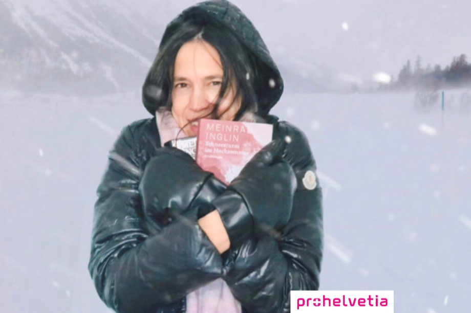 Die Literaturkritikerin Annette König hält das Buch «Schneesturm im Hochsommer» in den Armen. 