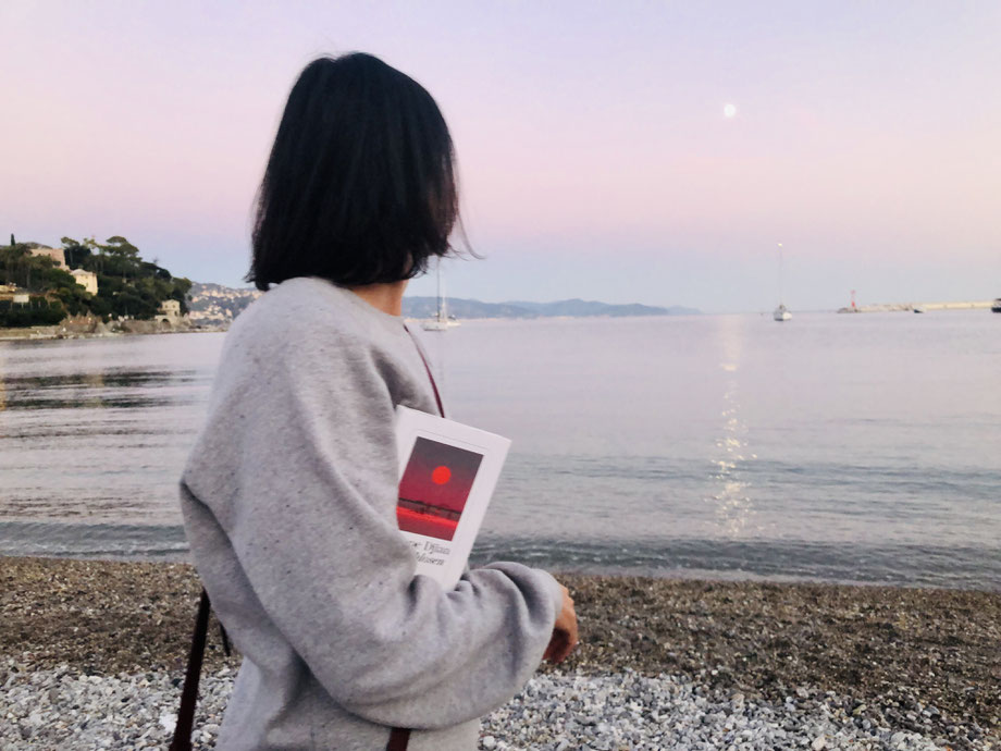 Ich liebe die abendliche Dämmerung am Meer. In der Ferne sehe ich die «Ruchlosen» in einem Boot langsam am Horizont verschwinden.