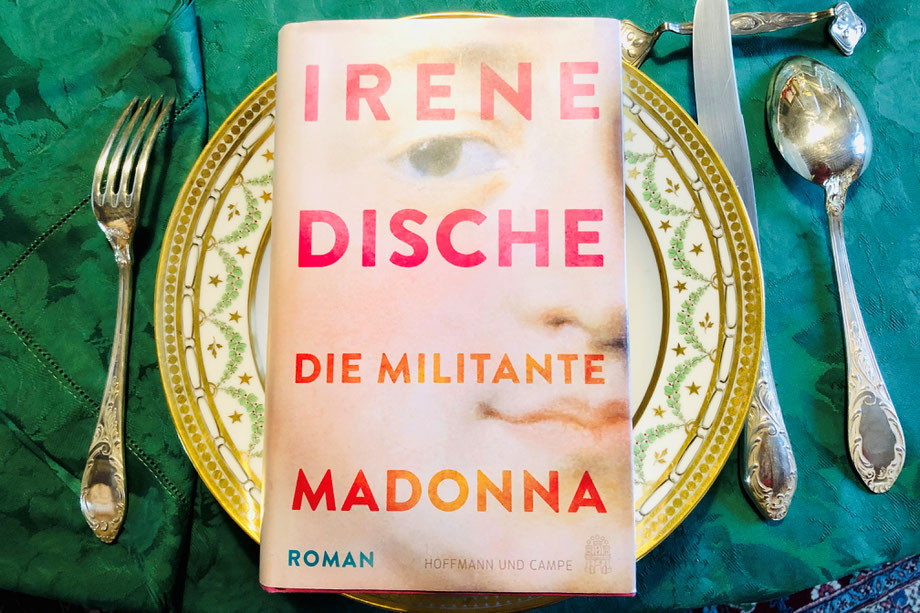 Der Roman "Die militante Madonna" liegt auf einem goldenen Teller.