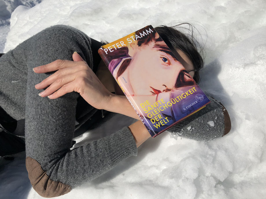 Vom leisen, spurlosen Verschwinden im Schnee: ein wiederkehrendes Thema auch in «Die sanfte Gleichgültigkeit der Welt». Der Roman spielt u.a. in Stockholm und im Engadin. Darum liege ich in Samedan im Schnee und harre meinem Schicksal.