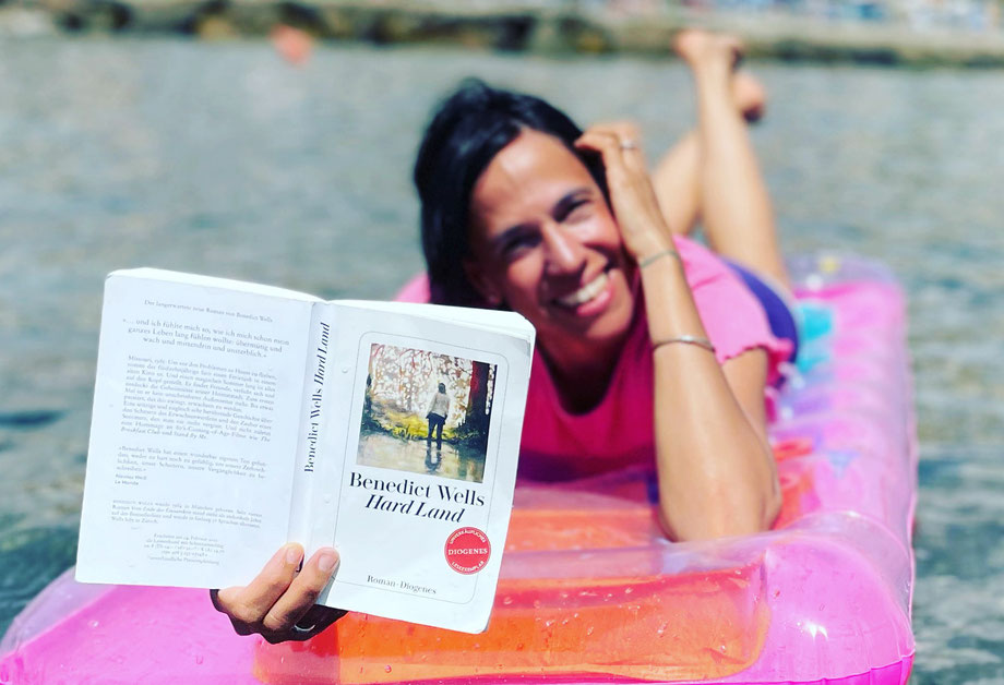 Mit «Hard Land» von Benedict Wells holt ihr euch den Sommer zurück! Egal ob sich da draussen bereits die Blätter herbstlich verfärben.