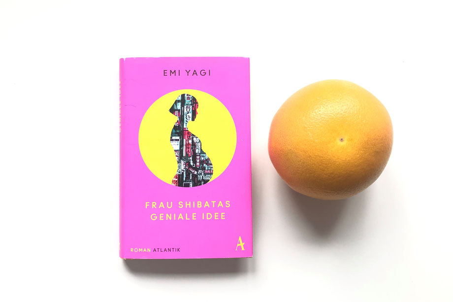 Buchtipp: «Frau Shibatas geniale Idee» von Emi Yagi liegt auf weissem Untergrund. Neben dem Buch liegt eine Grapefruit. 