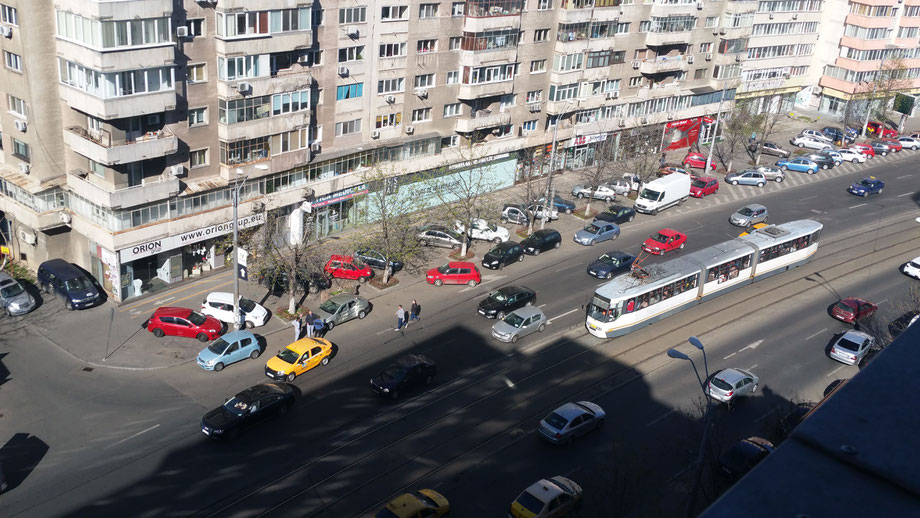 Auf der Straße unter meinem Balkon passiert eine ganze Menge. Ich bin stetiger Bestandteil einer 24/7-Hupkonzert-Performance und manchmal werden auch Autos von den Trams gerammt und zerpflückt. Dieser Unfall hier ist verhältnismäßig glimpflich ausgegangen