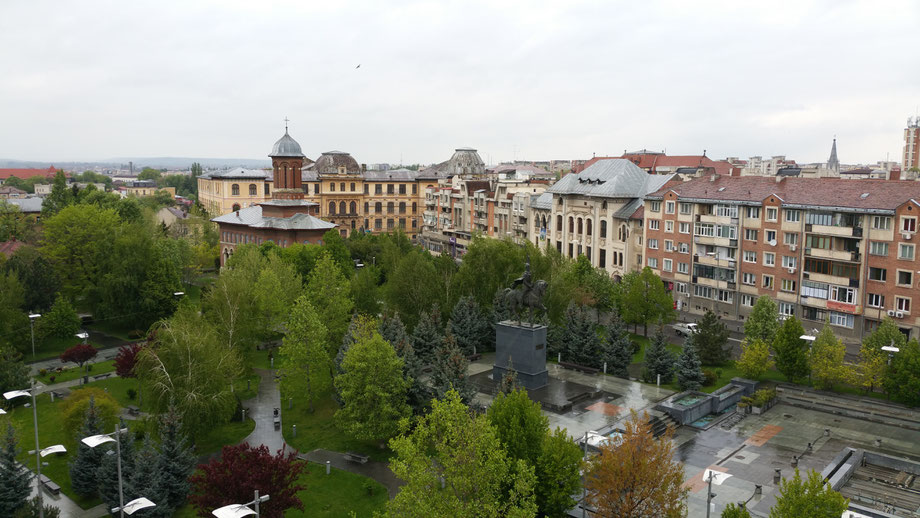 Sehen in Rumänien richtig toll aus: Parks. Hier in Kombi mit dem Blick über einen Teil von Craiova. Das gelbe Gebäude hinter dem Kirchturm ist Schule und Oper zugleich. Wie ihr seht, war hier das Wetter nach Ostern grässlich wie bei euch in Deutschland.