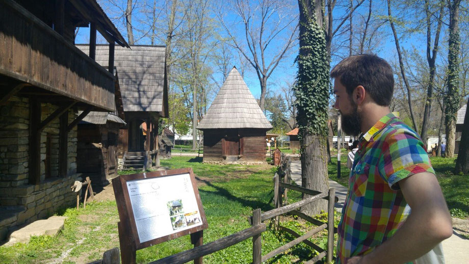 Mit Andra in einem Freilichtmuseum, in dem man sich Häuser anschauen kann, wie sie früher in Rumänien gebaut wurden und auch heute noch in ländlichen Gebieten zu finden sind. Sehr gemütlich, pragmatisch und vermutlich wider alle EU-Vorschriften.