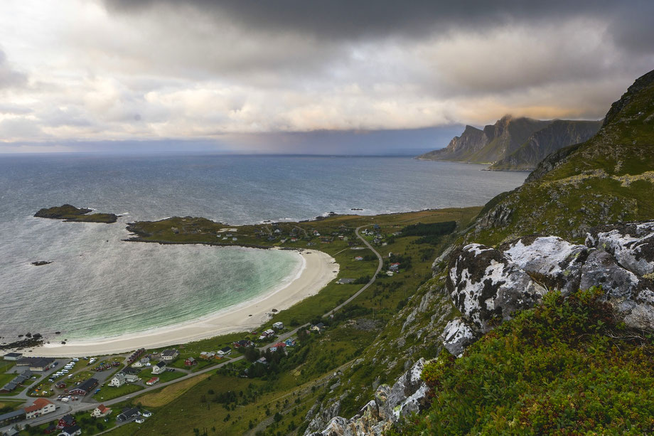 Unten sieht man den Strand von Ramberg und unsere kleine Hütte.