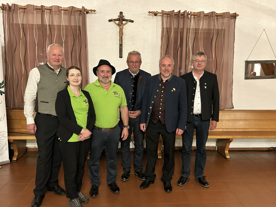 von links: 1. Bürgermeister Anton Piermeier, Kulturwartin Franziska Beck, 1. Vorstand Guido Haimerl, 1. Landrat Josef Laumer, Geschäftsführender Vorsitzender Markus Kerner, Pater Simeon Rupprecht (Foto: Kerstin Bathon)