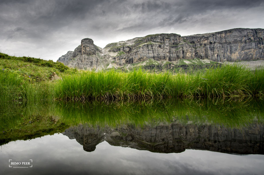 Beim Abstieg und auf dem Rückweg zum Klausenpass: Das Märcher Stöckli spiegelt sich in einer Wasserlache