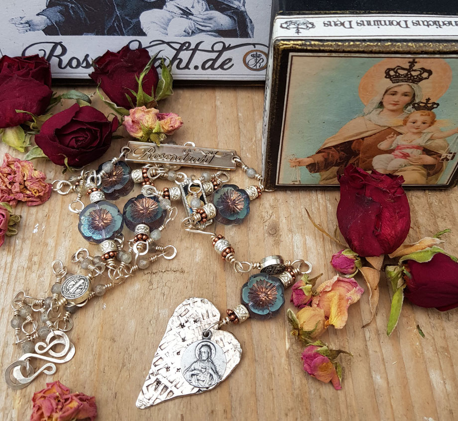 Rosendraht Rosendraht.de Rosenkranz Unikat Unikatschmuck Labradorit grau blau Silberschmuck Edelsteine Glauben Schmuckdesign Designschmuck handgemacht Jesus Christus Trost Maria gesegnet Segen Botschaft Herz Pilgermedaille Charm Anhänger christlich 