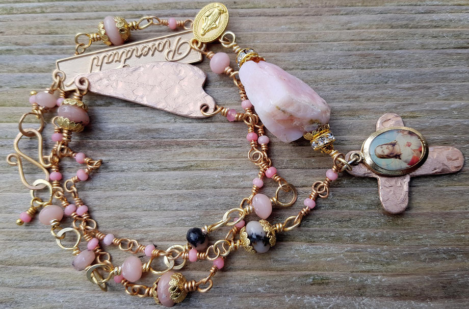 Rosendraht Rosendraht.de webshop Schmuck online Manufaktur handgemacht Schmuckdesign Design Designerschmuck Unikate Goldschmuck Edelsteinschmuck Armband Halskette Kette Marienmedaille Maria Jesus Charm Anhänger Herz Kreuz Opal Andenopal pink rosa 2in1