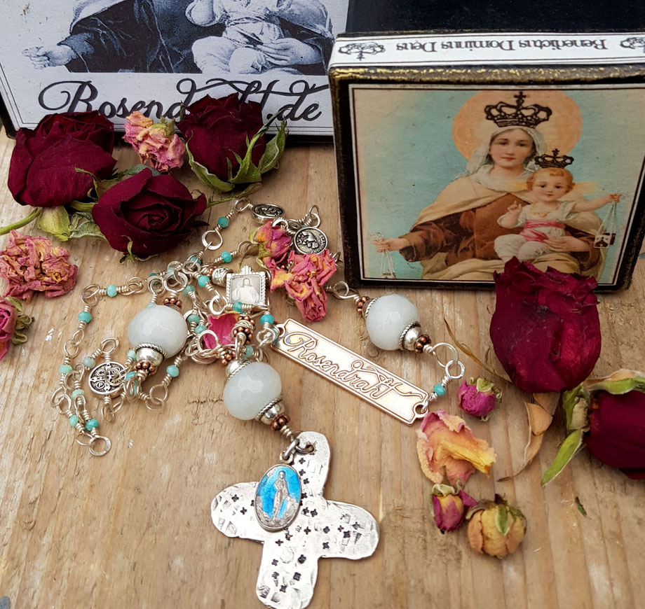 Rosendraht Rosendraht.de Rosenkranz Unikat Unikatschmuck Amazonit hellblau blau türkis Jade Silberschmuck Edelsteine Glauben Kreuz Schmuckdesign Designschmuck handgemacht Jesus Maria gesegnet Segen Segensbotschaft Marienmedaille Charm Anhänger christlich 