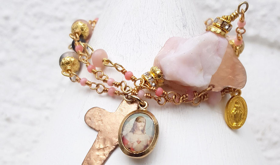 Rosendraht Rosendraht.de webshop Schmuck online Manufaktur handgemacht Schmuckdesign Design Designerschmuck Unikate Goldschmuck Edelsteinschmuck Armband Halskette Kette Marienmedaille Maria Jesus Charm Anhänger Herz Kreuz Opal Andenopal pink rose 2in1