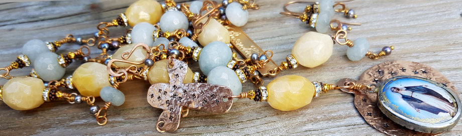 Rosendraht Rosendraht.de Rosenkranz Unikat Unikatschmuck Jade Gold Edelsteine Glauben Schmuckdesign Designschmuck handgemacht Maria gesegnet Segen Botschaft Kreuz Medaillon Charm Anhänger christlich Orangencalcit Perlen Bronze 
