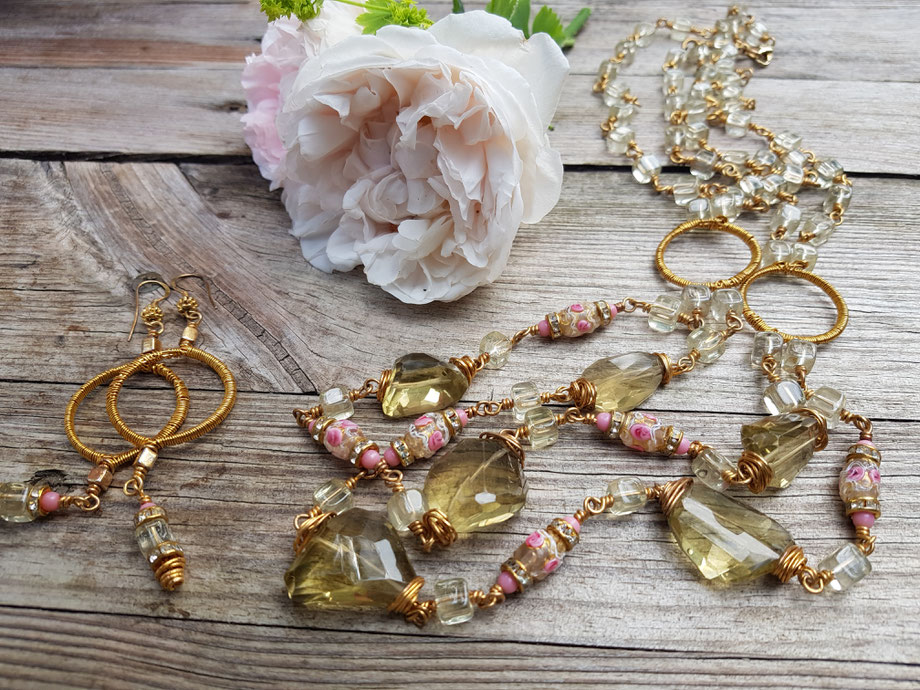 Rosendraht Rosendraht.de Gabriele von Gratkowski Schmuckdesign Designschmuck Energieschmuck handgemacht spirituell Schmuckset Unikatschmuck Unikat Kette Ohrringe Edelstein Edelsteinkette gold Lemonquarz Muranoglas Strass Nuggets Perlen Golddraht vergoldet