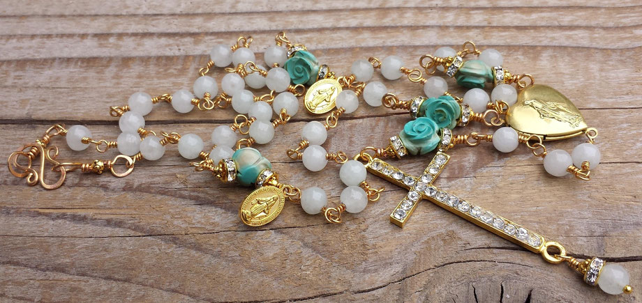 Rosendraht Rosendraht.de gesegnet Rosenkranz Gebetskette Schmuck christlich spirituell Segen Schmuck online kaufen webshop Schmuckshop Jesus Christus Maria Madonna Marienmedaillon Herz Medaillon Edelstein Kreuz Marienmedaille vergoldet Jade Howlith Rosen 