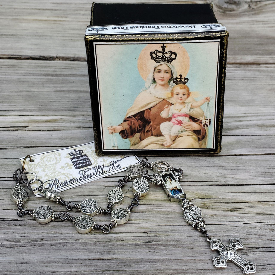Rosendraht Rosendraht.de Schmuck spirituell christlich Benedictuspfennig Glauben Maria Jesus Schmuckdesign Designschmuck Unikatschmuck Schmuckunikate Rosenkranz Glücksbringer Perlen Bernstein Benediktus Segen