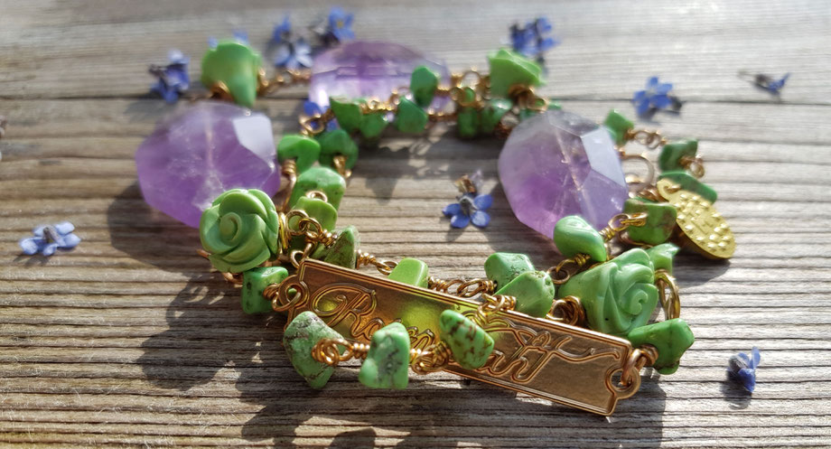 Rosendraht Rosendraht.de Collier Edelsteine Edelsteincollier Schmuck Halsschmuck Halskette vergoldet handgemacht Schmuckdesign Designschmuck Unikat Marienmedaille Label Logo Schmucklabel farbenfroh Gold Türkis Amethyst lila grün Rosen geschnitzt Maria