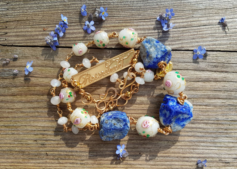 Rosendraht Rosendraht.de Collier Edelsteine Edelsteincollier Schmuck Halsschmuck Halskette vergoldet handgemacht Schmuckdesign Designschmuck Unikat incl. Verlängerung Label Logo Schmucklabel farbenfroh Gold Mondstein Muranoglas Lapislazuli weiß blau