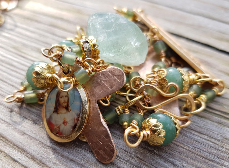 Rosendraht Rosendraht.de webshop Schmuck online Manufaktur handgemacht Schmuckdesign Design Designerschmuck Unikate Goldschmuck Edelsteinschmuck Armband Halskette Kette Marienmedaille Maria Jesus Charm Anhänger Herz Kreuz Aventurin Fluorit grün Jade 2in1