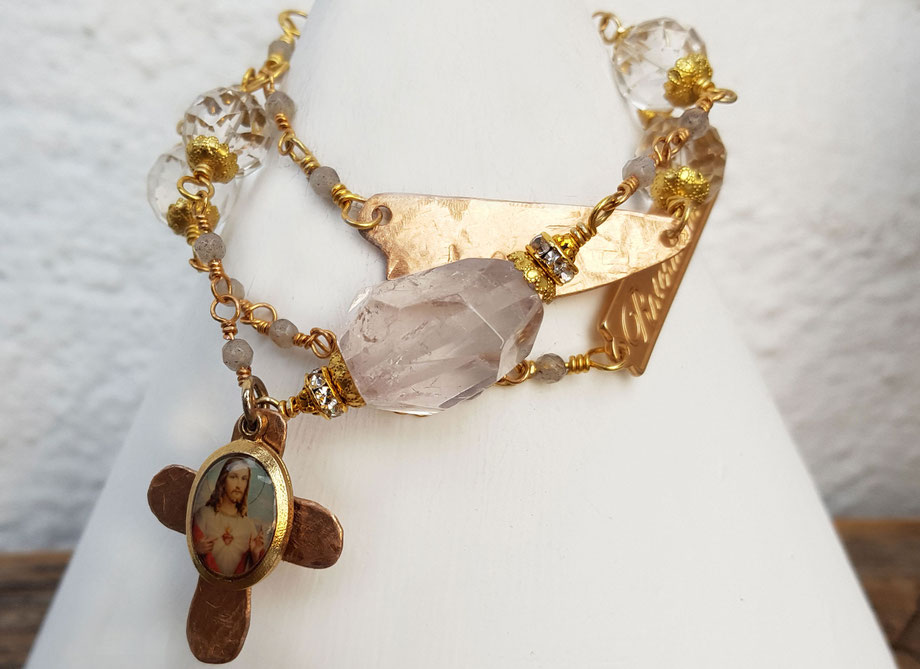 Rosendraht Rosendraht.de webshop Schmuck online Manufaktur handgemacht Schmuckdesign Design Designerschmuck Unikate Goldschmuck Edelsteinschmuck Armband Halskette Kette Marienmedaille Maria Jesus Charm Anhänger Herz Kreuz Labradorit Bergkristall klar 2in1