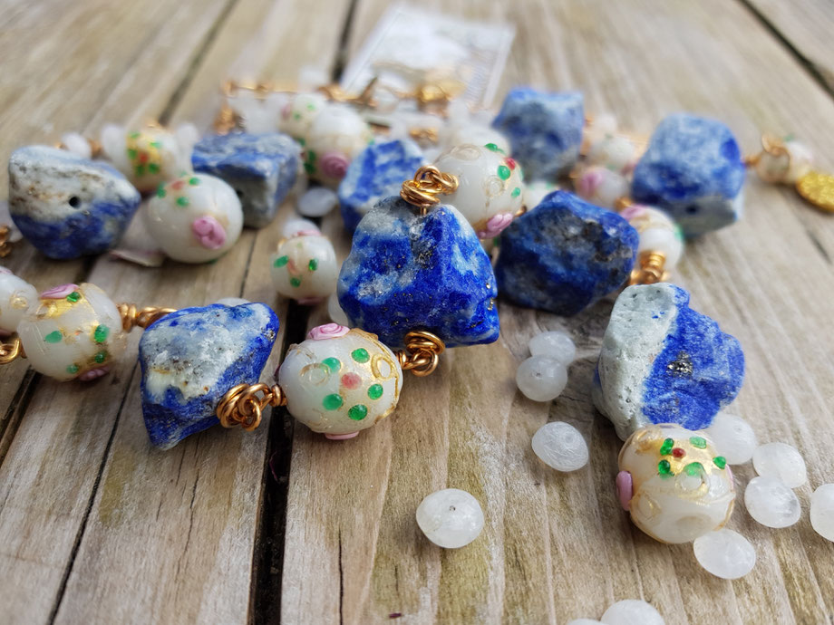 Rosendraht Rosendraht.de Collier Edelsteine Edelsteincollier Schmuck Halsschmuck Halskette vergoldet handgemacht Schmuckdesign Designschmuck Unikat incl. Verlängerung Label Logo Schmucklabel farbenfroh Gold Mondstein Muranoglas Lapislazuli weiß blau